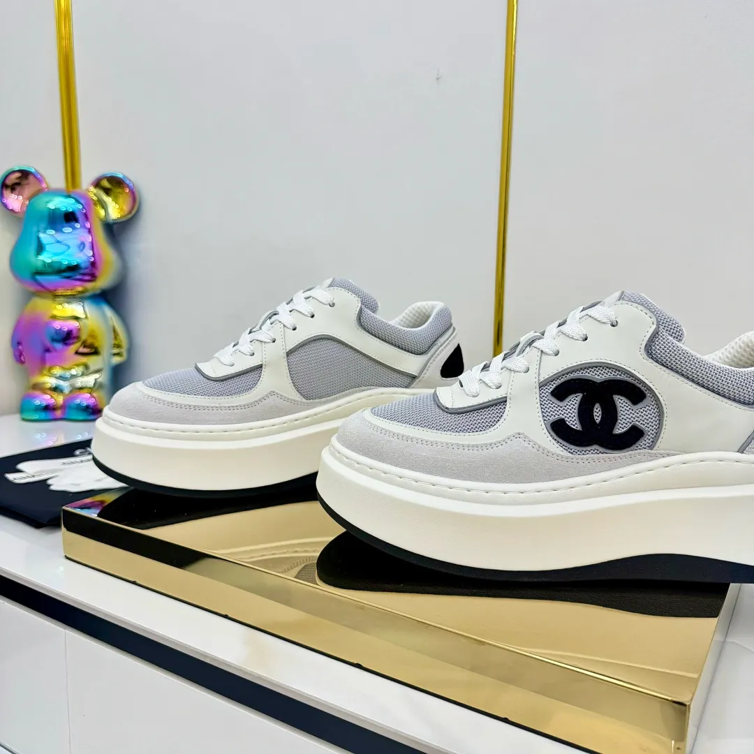 👟👟Ex-factory price 680👟👟 Upgraded version, upgraded version, upgraded version! No rebuttal accepted! ! ! ! Chanel Chanel panda shoes! 2025 counter's top casual sports shoes. This classic design; the upper is electro-embroidered with a variety of techniques; the outsole is fashionable and sporty; the unusual inclusion of a variety of color matching elements... The diversified mix and match is very good-looking and versatile, and can be used for leisure, fashion, sports, and outdoor... ꫛꫀꪝ Go➫ Materials: ❶Upper made of: original imported first-layer silk cowhide + original waterproof cloth + original first-layer cowhide ❷Inner lining: Original Yangli+Net ❸Outsole based on: Original TPU combination outsole Counter boutique packaging complete set for women 35–41 👉 👉 👉 👉 👉 👉 👉